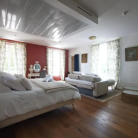 Chateau De La Plumasserie 2*