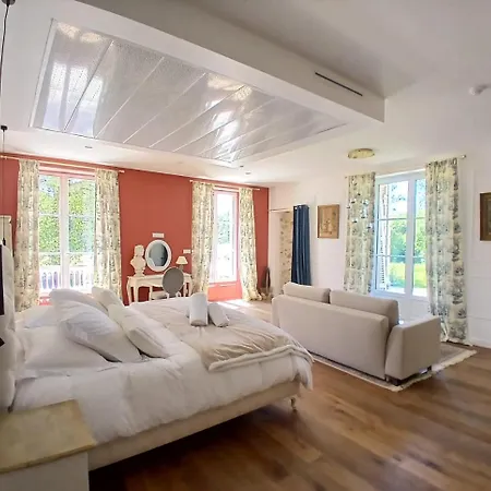 Chateau De La Plumasserie Bed & Breakfast 2*